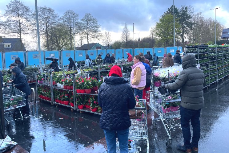 Drukte op plantenmarkt