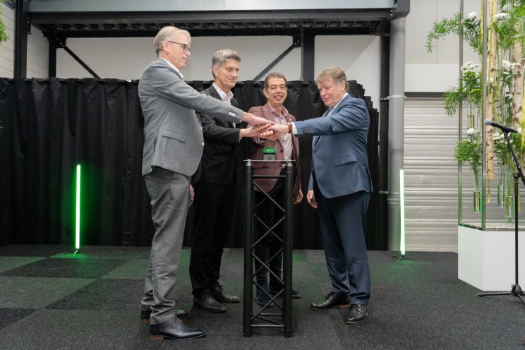 Van der Tak opent nieuwbouw Deliflor