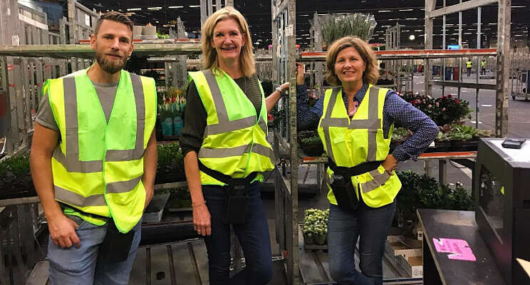 Kantoorpersoneel FloraHolland helpt bij verdeling