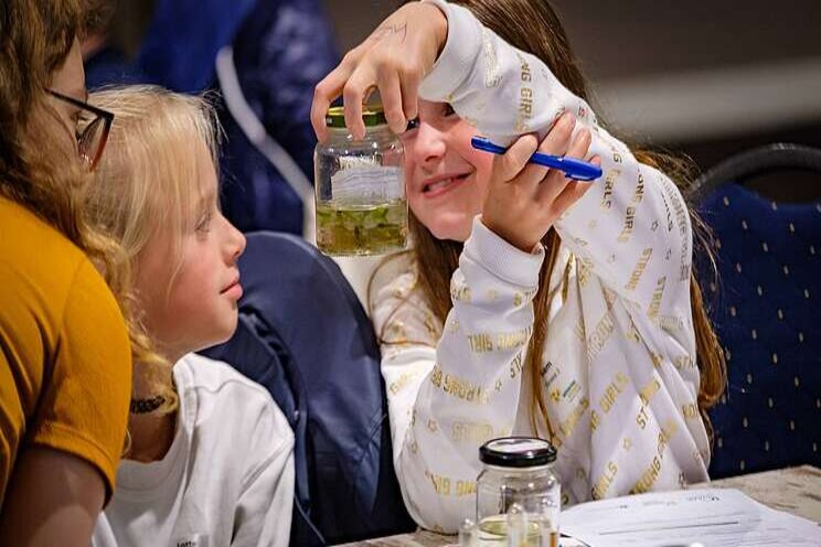 WUR laat schoolkinderen kennismaken met algen