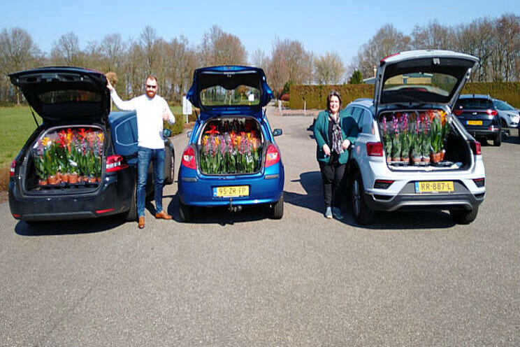 Team HortiContact schenkt bloemen aan zorgcentrum